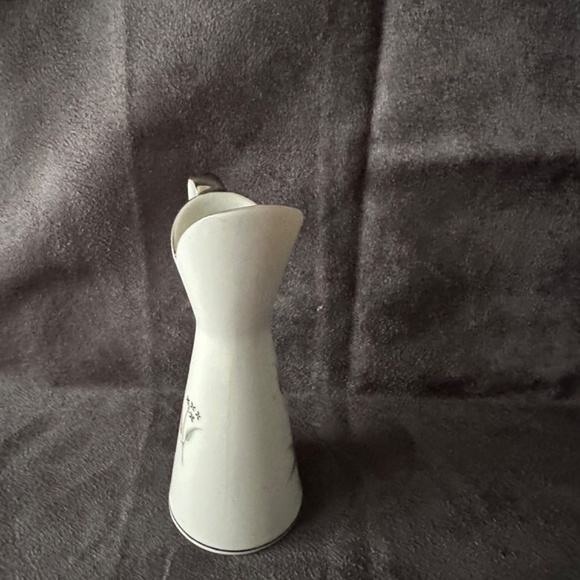 Small Porcelain slimline creamer, pattern: Alyson # 586 - Picture 4 of 6